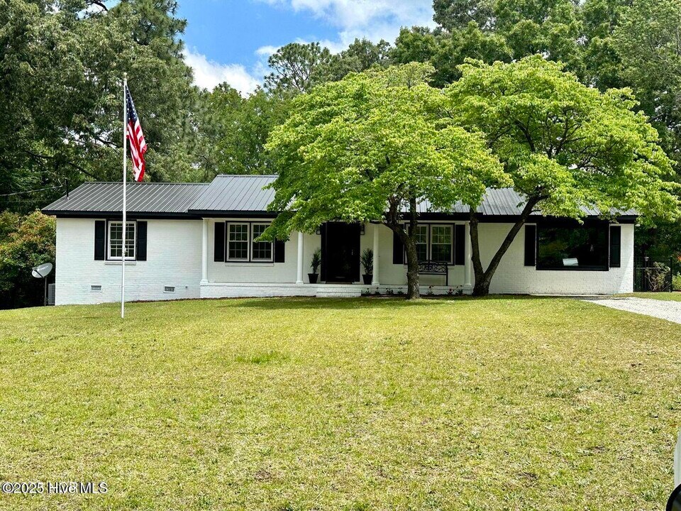 611 E L Ives Dr in Aberdeen, NC - Building Photo