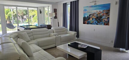 700 W 47th St in Miami Beach, FL - Foto de edificio - Building Photo
