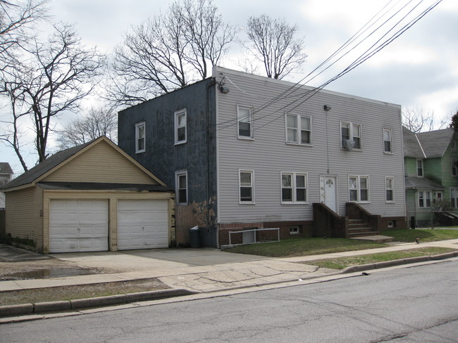 12 Maple Ave in Hempstead, NY - Foto de edificio - Building Photo