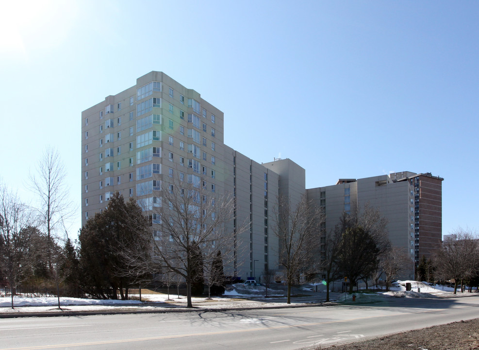 Royal Vista in Burlington, ON - Building Photo