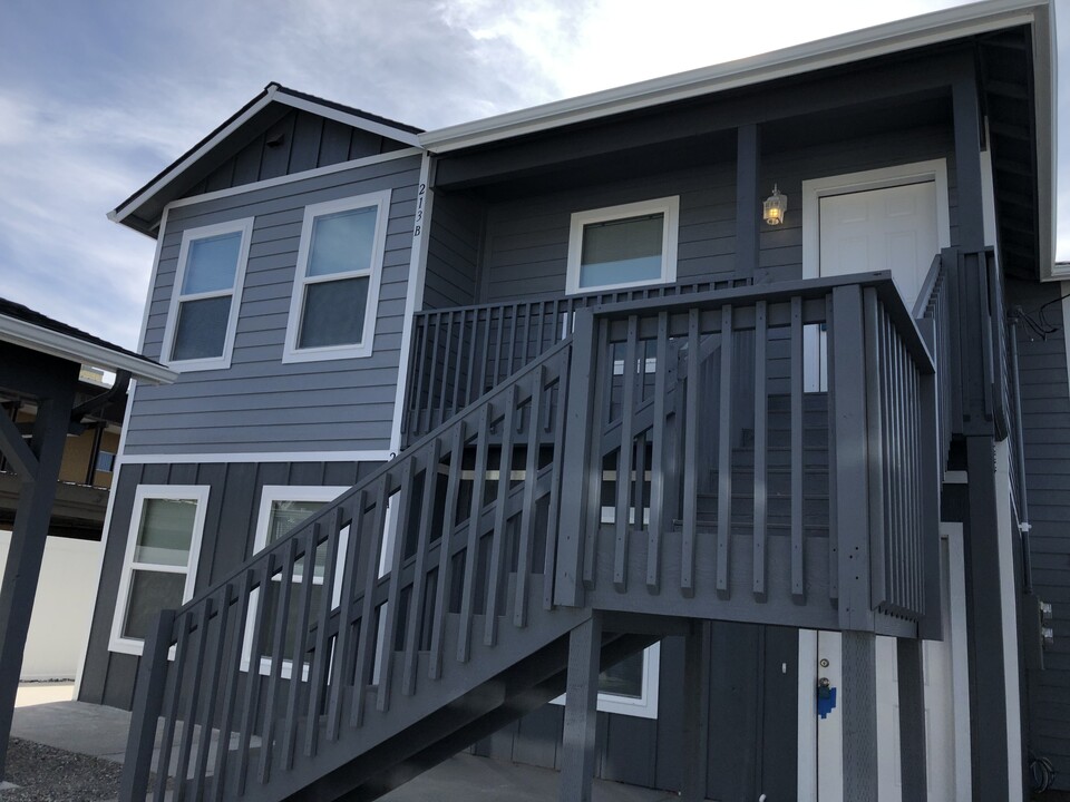 213 N Delaware Ave, Unit B in Wenatchee, WA - Foto de edificio