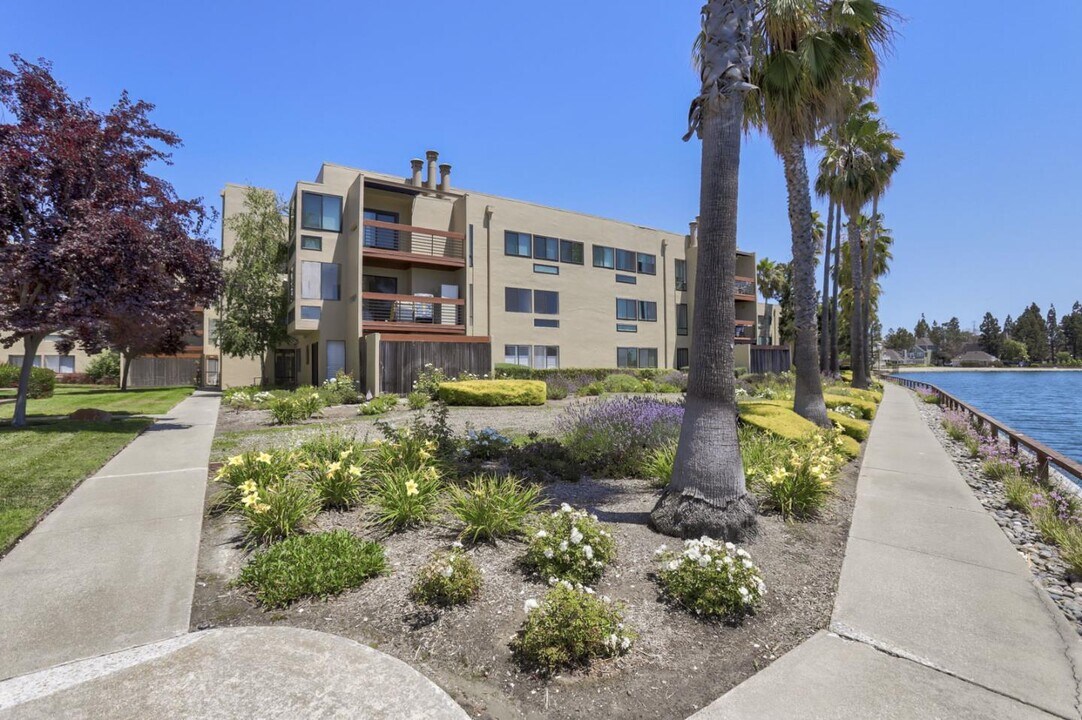 916 Beach Park Blvd in Foster City, CA - Building Photo