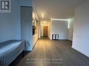 11-411 Wellesley St W in Toronto, ON - Building Photo - Building Photo