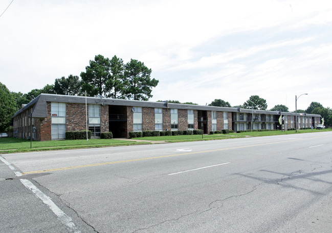 Macon Manor North in Memphis, TN - Building Photo - Building Photo