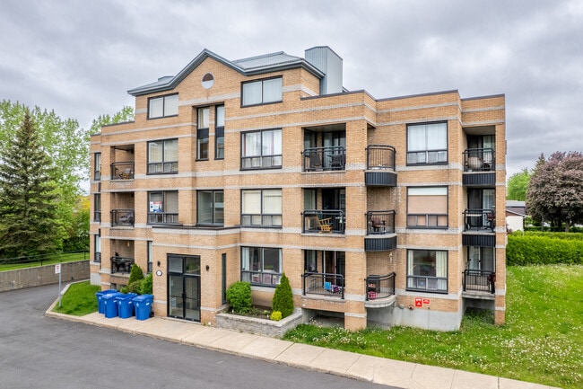 423 Roger-Pilon Rue in Dollard-des-Ormeaux, QC - Building Photo - Building Photo