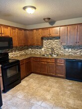 123 SW Rose Garden Ln in Blue Springs, MO - Foto de edificio - Building Photo