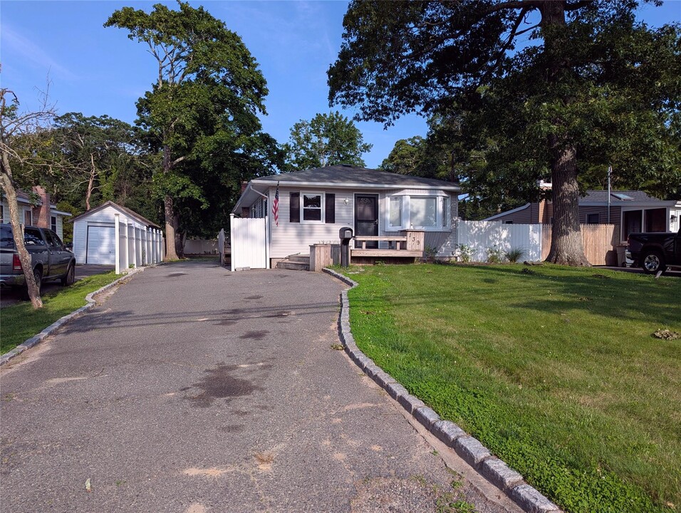 139 Pine Neck Ave in East Patchogue, NY - Building Photo