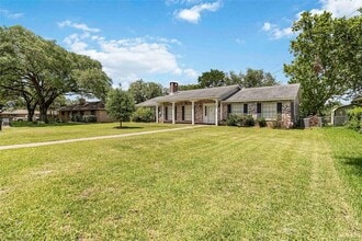 730 N Sarah Jo St in La Grange, TX - Building Photo - Building Photo