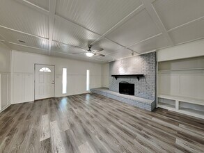 1019 Park Center St in Benbrook, TX - Building Photo - Building Photo