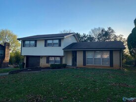 4411 McClain Ln NW in Huntsville, AL - Building Photo