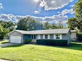 2009 Crescent Dr in Champaign, IL - Building Photo