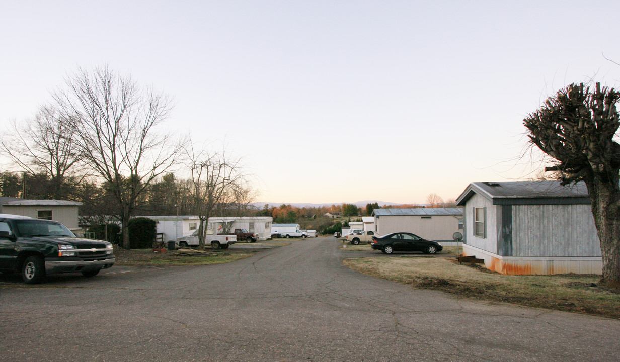 Suburban Valley in Morganton, NC - Building Photo