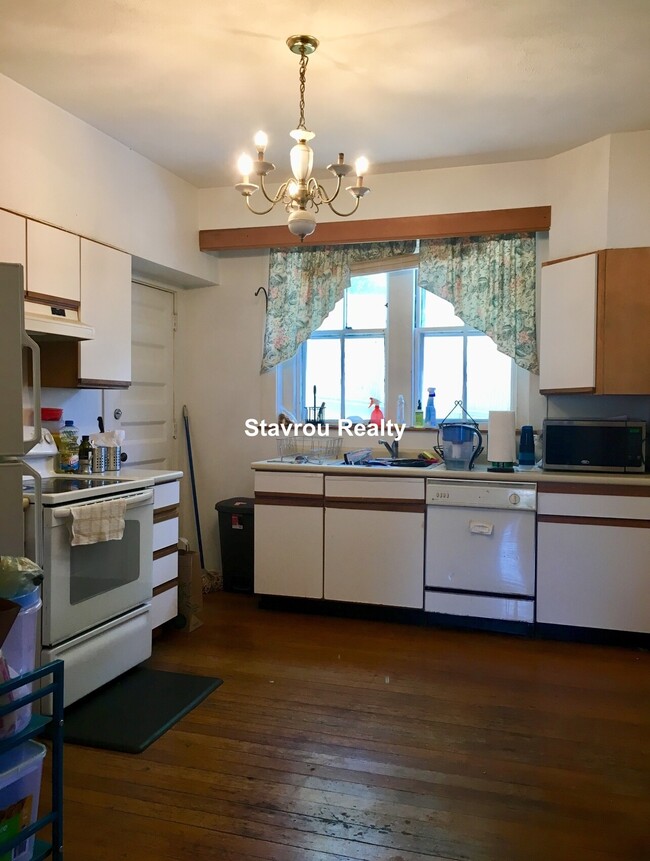 1677 Beacon St, Unit 4 in Brookline, MA - Building Photo - Building Photo