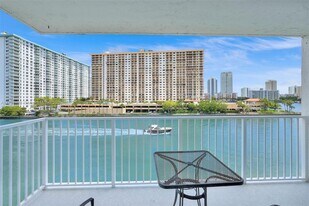 4000 NE 169th St in North Miami Beach, FL - Building Photo