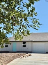 1001 E Park Ave in Iowa Park, TX - Building Photo - Building Photo