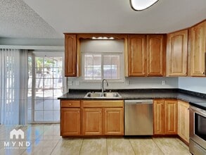 320 Palo Verde Dr in Henderson, NV - Foto de edificio - Building Photo