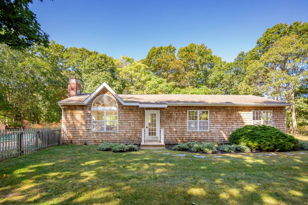 775 Springs Fireplace Rd in East Hampton, NY - Building Photo