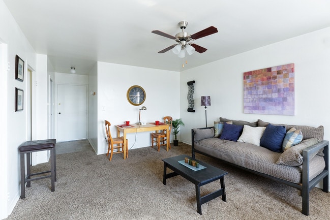 Quality Hill Towers in Kansas City, MO - Building Photo - Building Photo