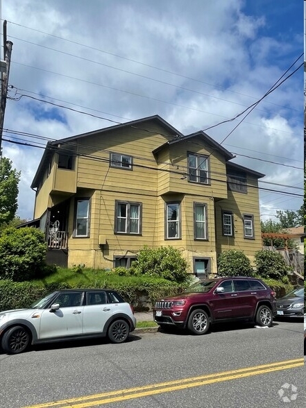 1935 SE Washington St in Portland, OR - Building Photo