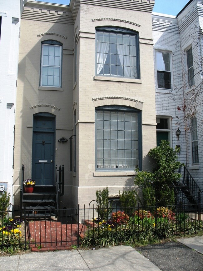 206 E St NE, Unit 206B