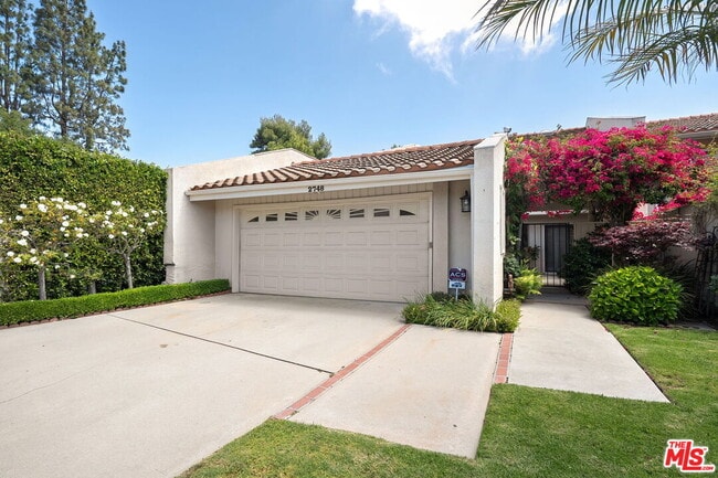2748 Bottlebrush Dr in Los Angeles, CA - Building Photo - Building Photo
