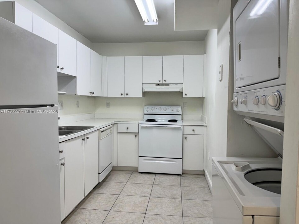 8251 NW 8th St in Miami, FL - Building Photo