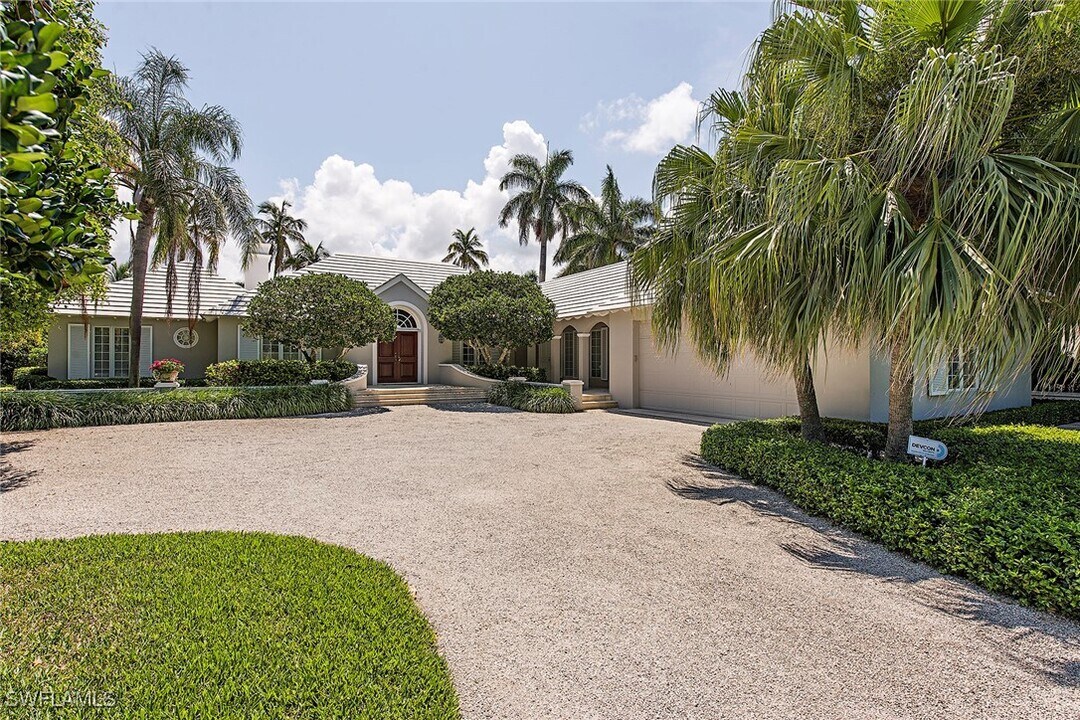 3323 Gin Ln in Naples, FL - Building Photo