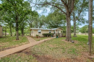 2520 Richmond St in Needville, TX - Building Photo