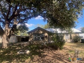 214 S Hackberry Ave in Luling, TX - Building Photo - Building Photo