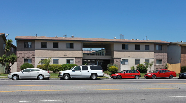 8750 Woodman Ave in Arleta, CA - Building Photo - Building Photo