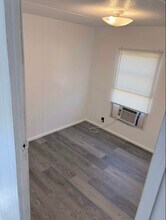 215 Weeks Rd in Cleburne, TX - Foto de edificio - Building Photo