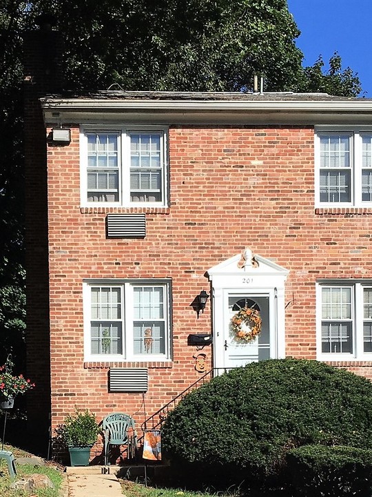 Stonewood Village in Ridley Park, PA - Building Photo