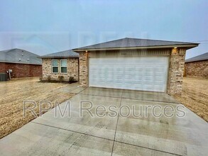11105 NW 100th St in Yukon, OK - Building Photo - Building Photo