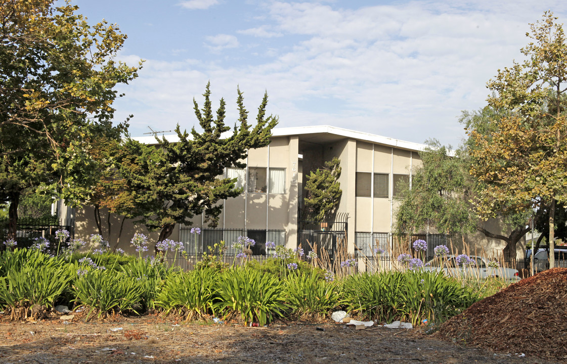 7615 Bancroft Ave in Oakland, CA - Foto de edificio