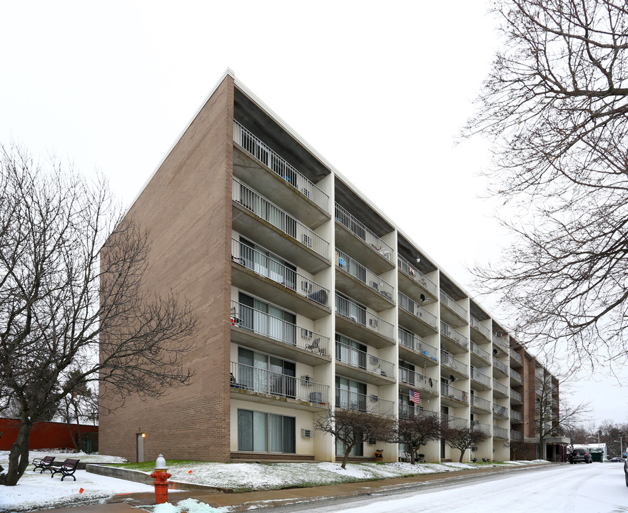 Lorain Square in Cleveland, OH - Building Photo