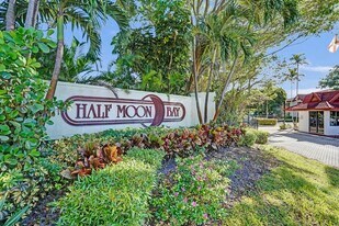 107 Half Moon Cir in Hypoluxo, FL - Building Photo