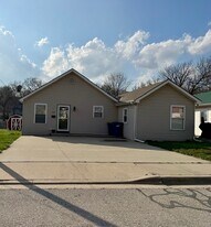 322 N Prairie St in Liberty, MO - Building Photo