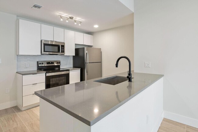 120 N Compass Way, Unit 542 in Dania Beach, FL - Building Photo - Building Photo