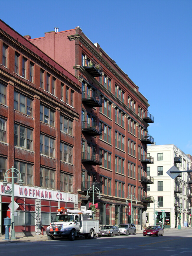 Riverwalk Plaza in Milwaukee, WI - Building Photo - Building Photo