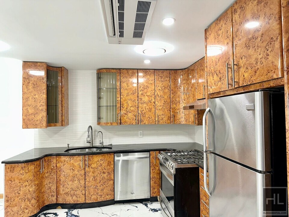 110-43 63rd Ave, Unit 1R in Queens, NY - Building Photo