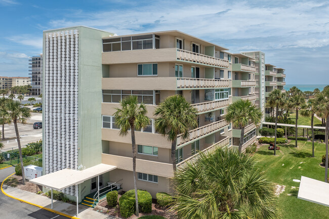 Twin Towers in Cocoa Beach, FL - Foto de edificio - Building Photo