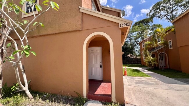 13982 Morning Glory Dr in Wellington, FL - Building Photo - Building Photo