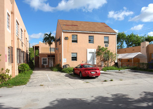 405-411 NW 37th St in Miami, FL - Building Photo - Building Photo