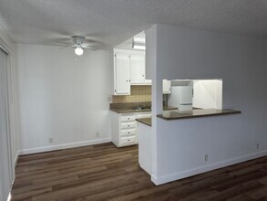 1718 S Barrington Ave, Unit 7 in Los Angeles, CA - Foto de edificio - Building Photo