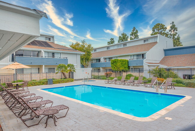 The Lofts at Pinehurst in Ventura, CA - Building Photo - Building Photo