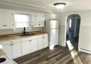 8 Acorn St in Sanford, ME - Foto de edificio - Building Photo