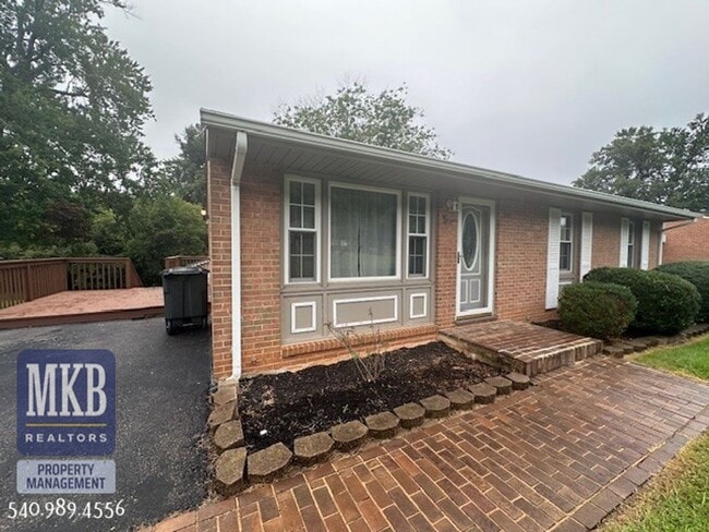 745 Kenyon Rd in Vinton, VA - Building Photo - Building Photo