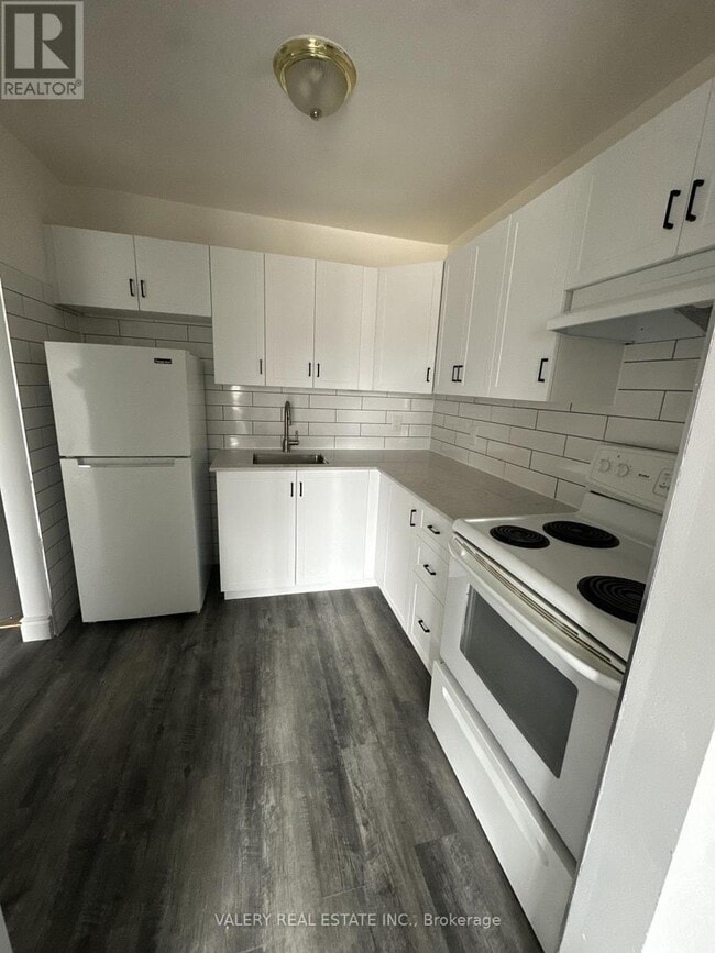 9 Lowndes Ave in Georgina, ON - Building Photo - Building Photo