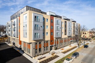 Valor on Washington in Madison, WI - Building Photo