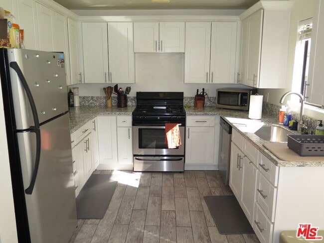 7550 Zombar Ave in Los Angeles, CA - Building Photo - Building Photo